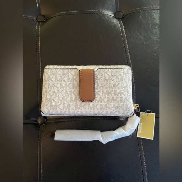 Michael Kors Long Wallet - Picture 2 of 7